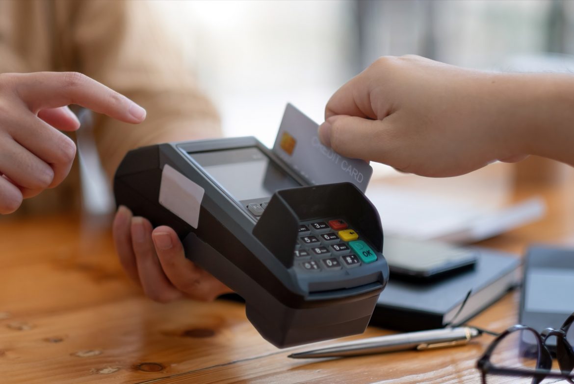 Kelebihan dan Kekurangan Mesin EDC: Apakah Solusi Ini Cocok untuk Bisnis Anda?