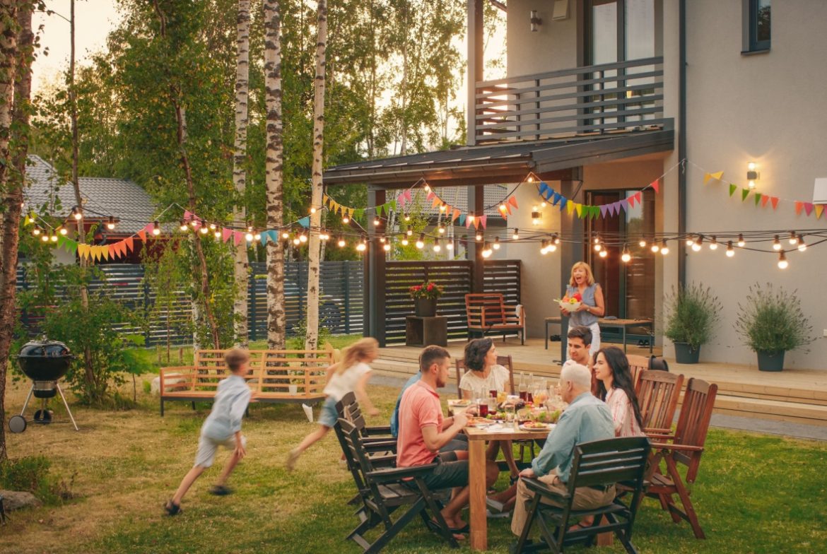 Rayakan Tahun Baru di Rumah Ide Pesta Tahun Baru yang Hemat dan Menyenangkan