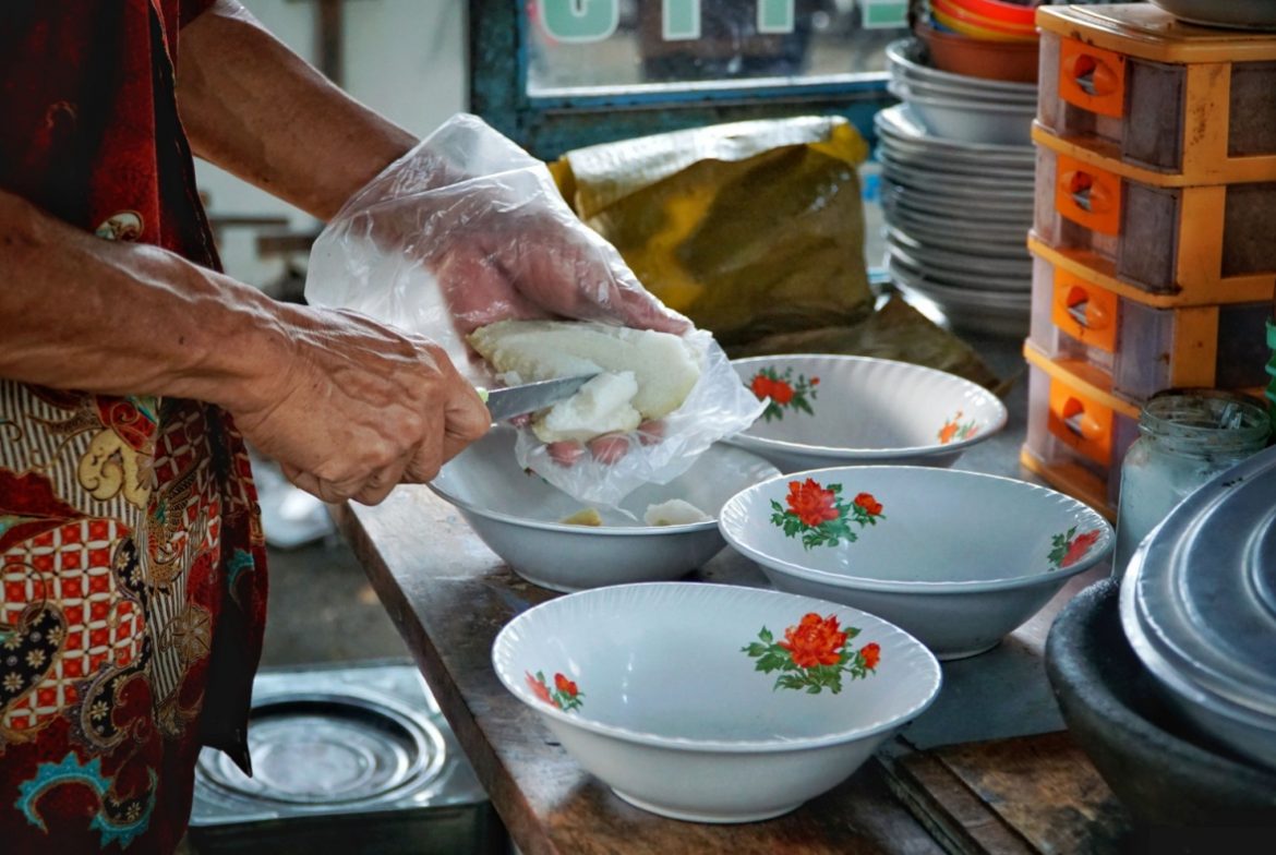 Jelajahi Kuliner Makassar dengan Promo Dining Kartu Kredit Bank Mega