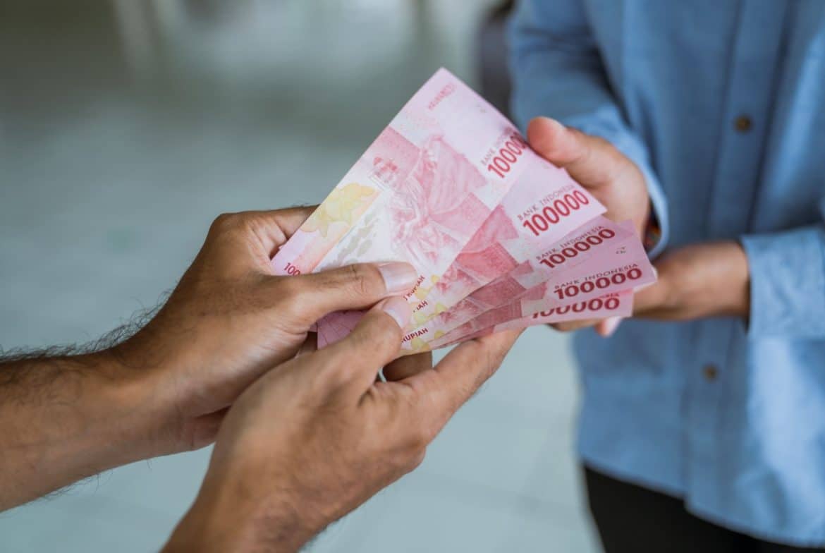 Cara Mengatur THR dengan Bijak Investasi atau Belanja