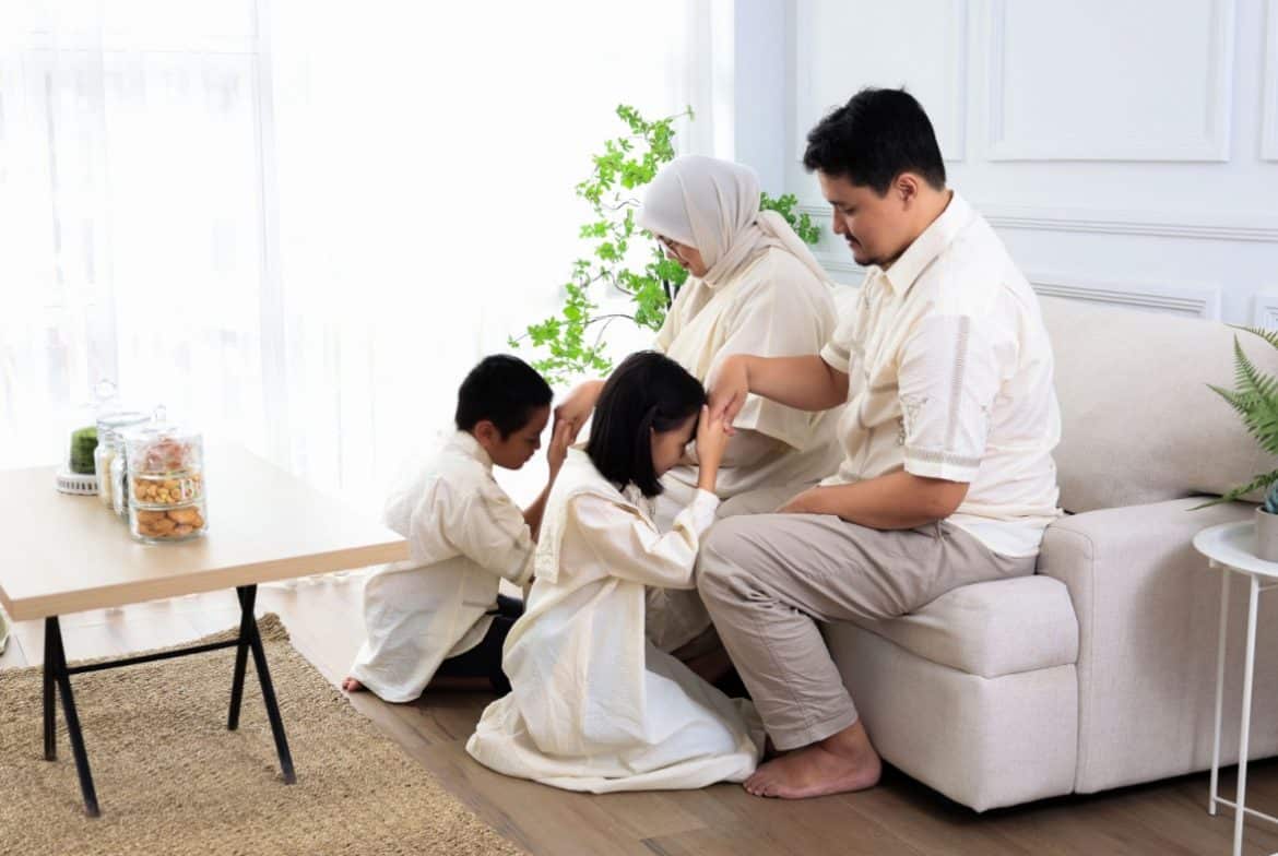 Sungkeman: Tradisi Memohon Maaf di Hari Lebaran