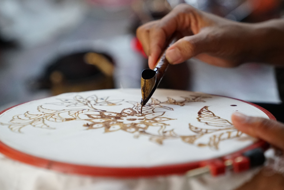 Asal Usul Batik Indonesia_ Dari Keraton ke Dunia Asal Usul Batik Indonesia: Dari Keraton ke Dunia