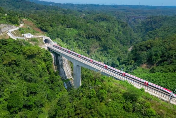 Panduan Lengkap Naik Kereta Cepat Whoosh untuk Pemula Panduan Lengkap Naik Kereta Cepat Whoosh untuk Pemula