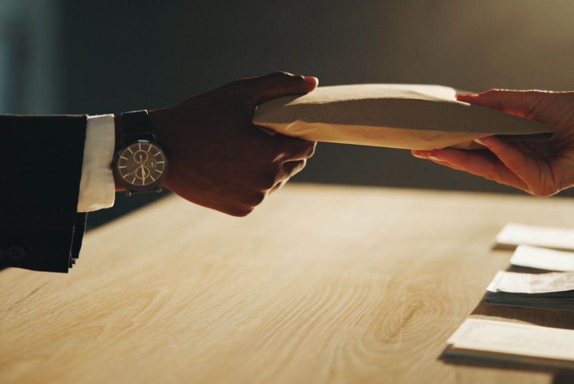 Penipu Mengembalikan Uang