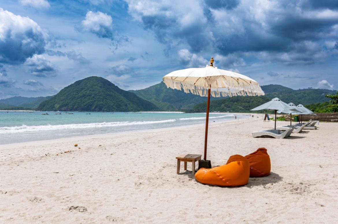 Pantai Selong Belanak, Belajar Surfing Santai di Lombok
