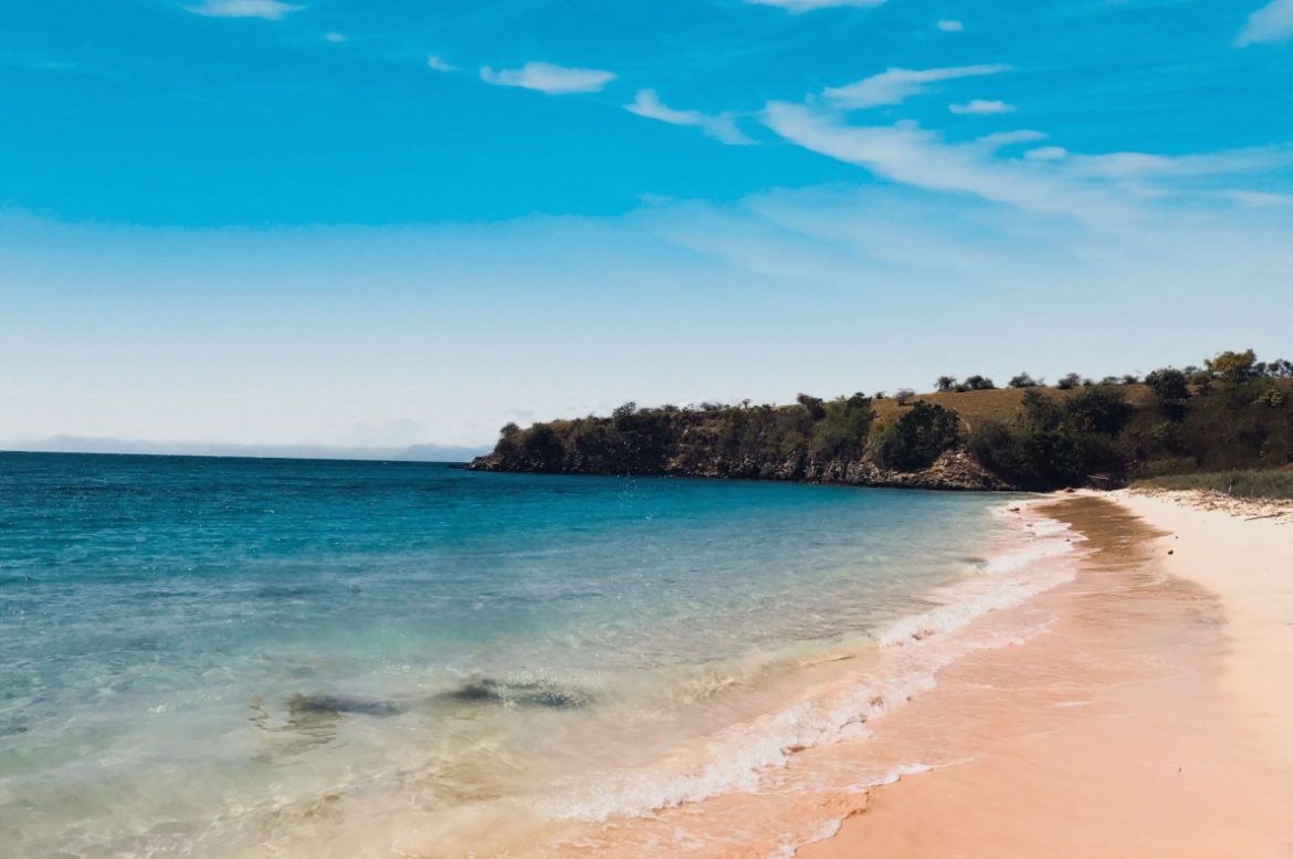 Pink Beach Lombok, Pantai Pink yang Wajib Masuk Itinerary